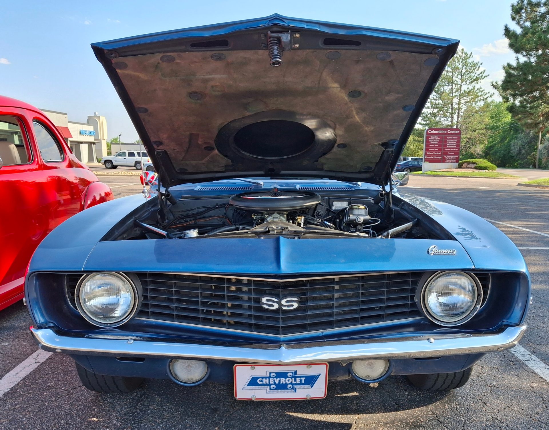 Une Chevrolet Camaro SS de 1969 bleue, capot ouvert