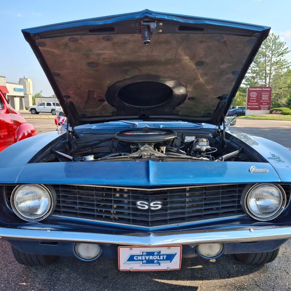 Une Chevrolet Camaro SS de 1969 bleue, capot ouvert