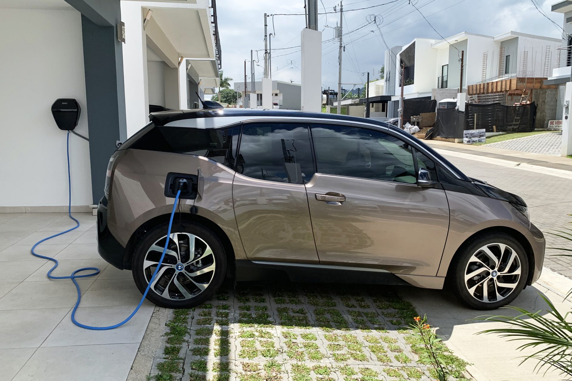 Une BMW i3 en recharge à domicile sur une borne murale