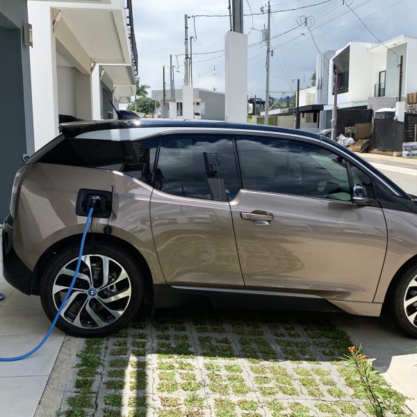 Une BMW i3 en recharge à domicile sur une borne murale