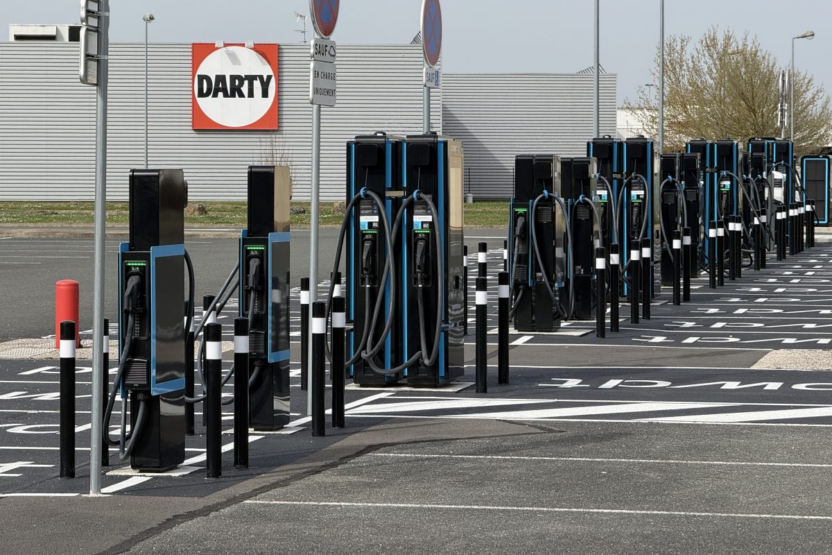 Bornes de recharge pour voitures électriques sur un parking commercial à Crêches-sur-Saône