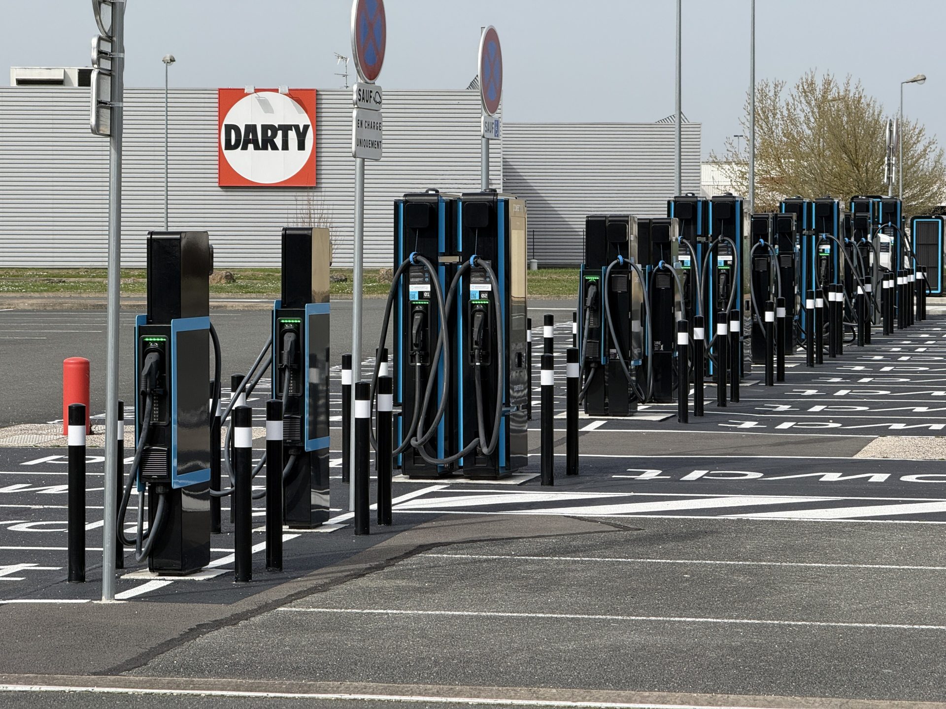 Bornes de recharge pour voitures électriques sur un parking commercial à Crêches-sur-Saône