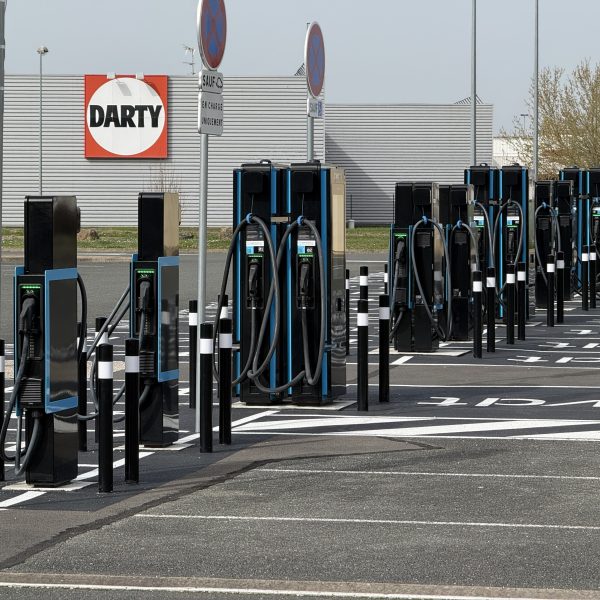 Bornes de recharge pour voitures électriques sur un parking commercial à Crêches-sur-Saône